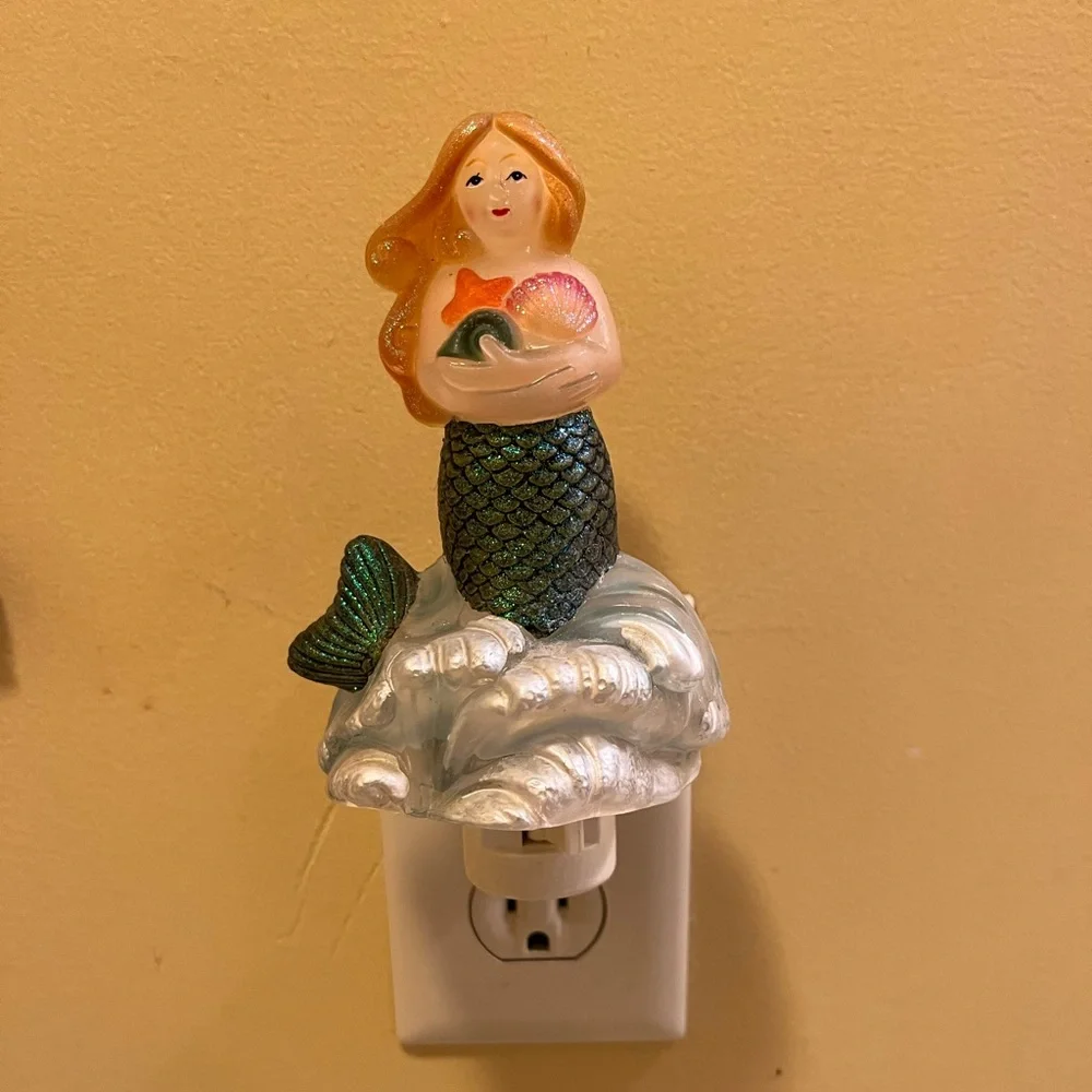 🤑SALE 3 for $20!🤑 Adorable mermaid nightlight 🧜🏻♀️🧜🏻♀️ 6” x 3 1/2” - Picture 1 of 2